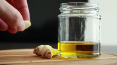 Tahta kesim tahtasında sarımsak ve zeytinyağı.