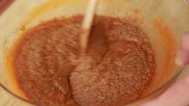 Sağlıklı enerji balkabağı topları için bileşenleri karıştırıyorum.