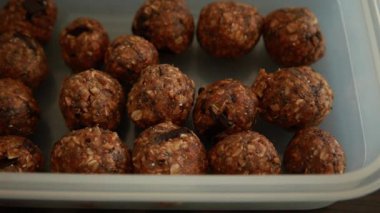 Enerji balkabağı ve çikolata topları. Sağlıklı atıştırmalıklar.