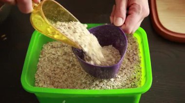 Bir kadeh yulaf ezmesi.