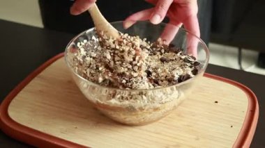 Sağlıklı enerji balkabağı topları için bileşenleri karıştırıyorum.