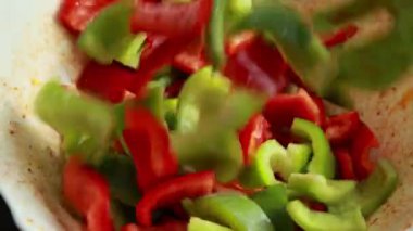 Baharat karışımı kırmızı ve yeşil biberler kasede.