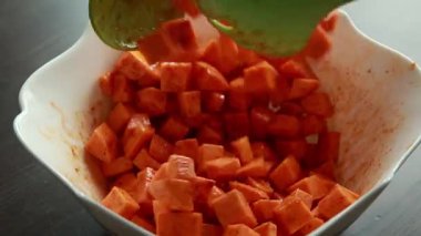 Çiğ patates küpleri çeşnilendiriliyor