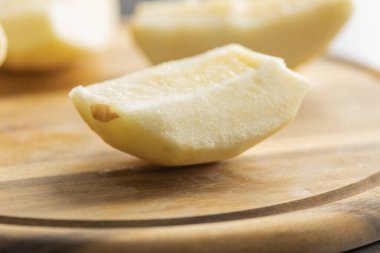 Tahta kesme tahtasının üzerinde taze elma dilimi. Yakın çekim.