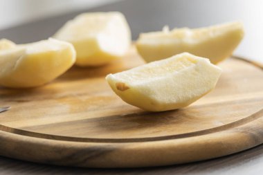 Tahta kesme tahtasının üzerinde taze elma dilimi. Yakın çekim.