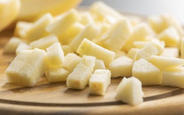 Tahta kesme tahtasının üzerinde taze elma doğruyorum.