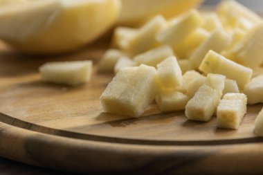 Tahta kesme tahtasının üzerinde taze elma doğruyorum.