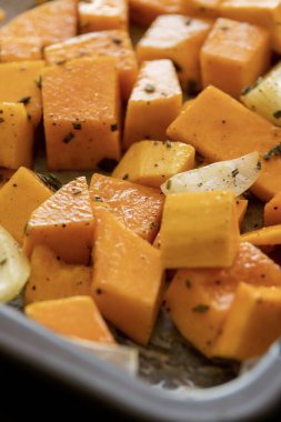 Doğranmış tereyağlı balkabağı soğan ve sarımsak, haşlanmaya hazır bitki ve baharatlar.