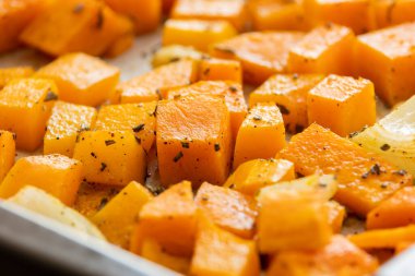 Kavrulmuş kabak ezmeli, soğanlı ve sarımsaklı tepsi.