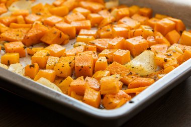 Kavrulmuş kabak ezmeli, soğanlı ve sarımsaklı tepsi.