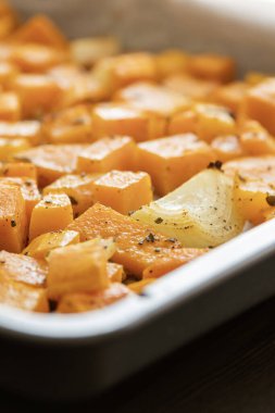 Kavrulmuş kabak ezmeli, soğanlı ve sarımsaklı tepsi.