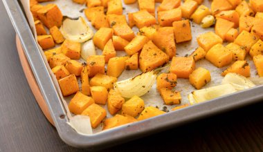 Kavrulmuş kabak ezmeli, soğanlı ve sarımsaklı tepsi.