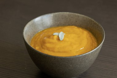 Kremalı tereyağlı kabak çorbası adaçayı ve balkabağı tohumlu sıcak akşam yemeği