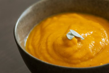 Kremalı tereyağlı kabak çorbası adaçayı ve balkabağı tohumlu sıcak akşam yemeği