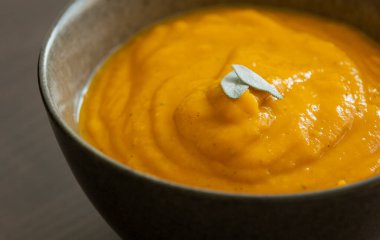 Kremalı tereyağlı kabak çorbası adaçayı ve balkabağı tohumlu sıcak akşam yemeği