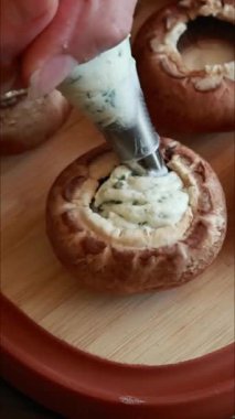 Mantarları krem peynirle ve parmesanla doldurun.