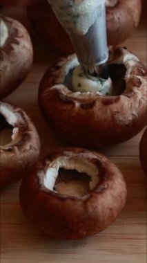 Mantarları krem peynirle ve parmesanla doldurun.