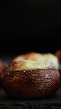 Peynirli pişmiş mantar aperatifi kapar.