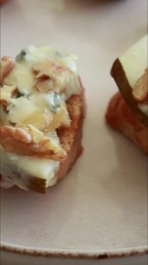 armut peyniriyle cevizli bruschettes aperatifleri kapar.