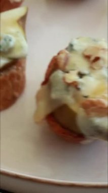 armut peyniriyle cevizli bruschettes aperatifleri kapar.