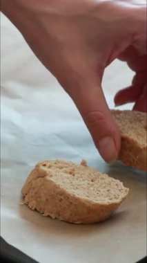 Tepside yağlanmış ekmek, pişirmeye hazır.