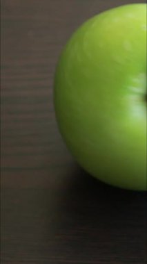 Taze yeşil büyükanne Smith Elması koyu arka planda. Yakın plan.