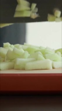 Tahtada taze yeşil demirci elması dilimliyorum. Yaklaş.