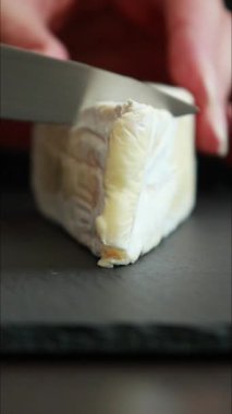 Kremalı peynir dilimleyen kadın gurme yemek geçmişini kapatın.