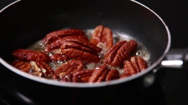 Ceviz tavada karamelize ediliyor.