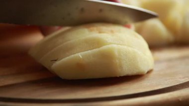 Tahta kesme tahtasında taze elma dilimliyorum. Yakın çekim.