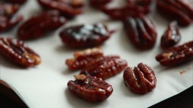 Beyaz arka planda karamelize ceviz yakın plan