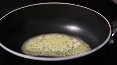 Ceviz tavada karamelize ediliyor.