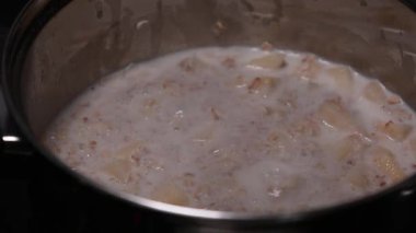 Ocakta kaynamış yulaf ezmesi yakın çekim.