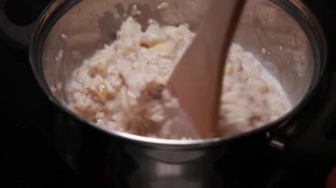 Ocakta kaynamış yulaf ezmesi yakın çekim.