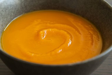 Siyah kasede kabak püresi. Yaklaş.