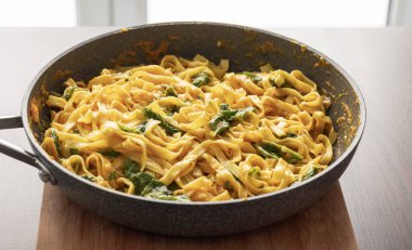 Ispanaklı balkabağı makarnası.