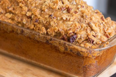 Koyu arkaplanda lezzetli balkabağı ekmeği yakın plan