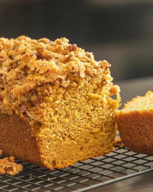 Koyu arkaplanda lezzetli balkabağı ekmeği yakın plan