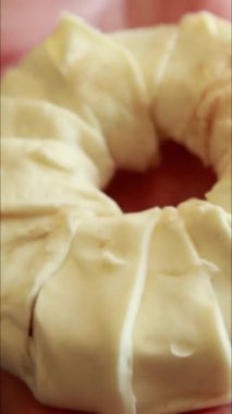 Elma dilimlerini çiğ börek ve şekerle kaplayın.