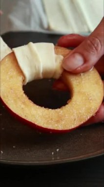 Elma dilimlerini çiğ börek ve şekerle kaplayın.