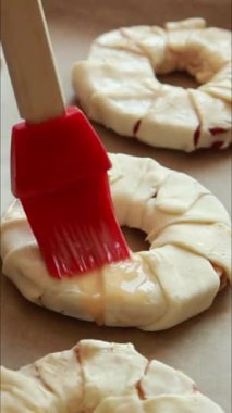 Elma dilimlerini çiğ börek ve şekerle kaplayın.