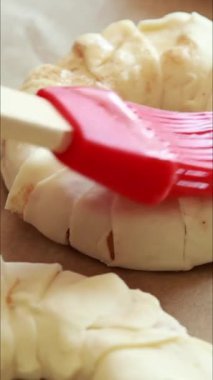 Elma dilimlerini çiğ börek ve şekerle kaplayın.