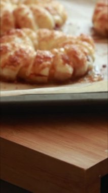 Sonbahar tatlısı için elmalı börekleri puf böreğinde pişirin.