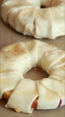 Elma dilimlerini çiğ börek ve şekerle kaplayın.