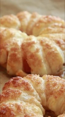 Sonbahar tatlısı için elmalı börekleri puf böreğinde pişirin.