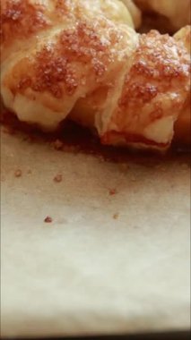 Sonbahar tatlısı için elmalı börekleri puf böreğinde pişirin.