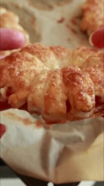 Sonbahar tatlısı için elmalı börekleri puf böreğinde pişirin.