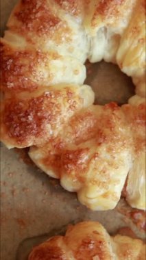 Sonbahar tatlısı için elmalı börekleri puf böreğinde pişirin.