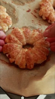 Sonbahar tatlısı için elmalı börekleri puf böreğinde pişirin.