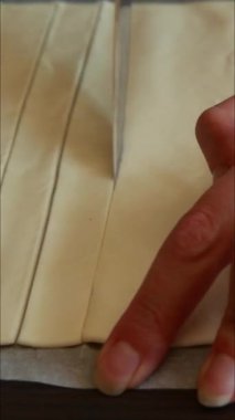 Dilimlenmiş poğaçayı şeritlere ayırın.